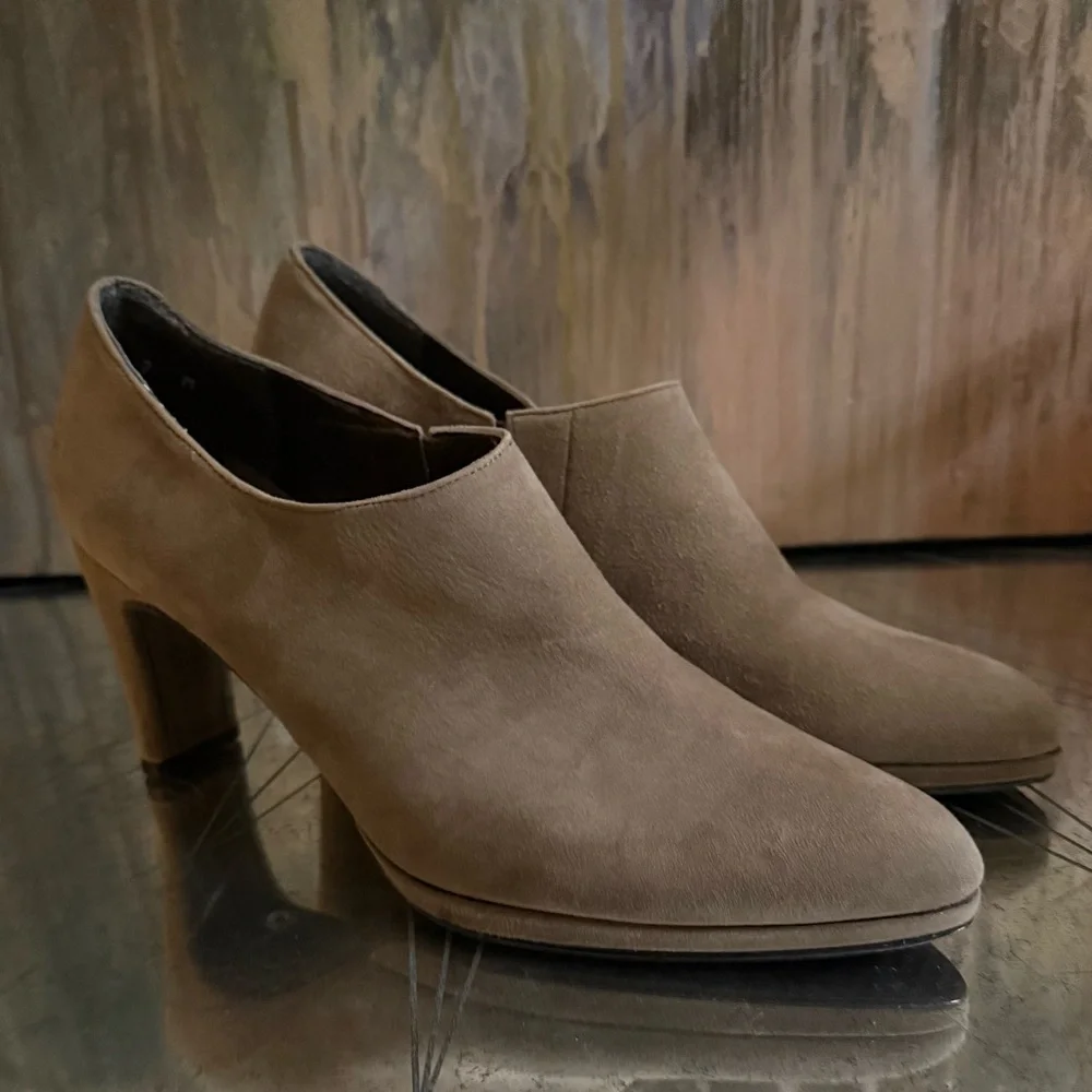 Stuart Weitzman Suede Booties – Taupe – Size 7 – NWOT